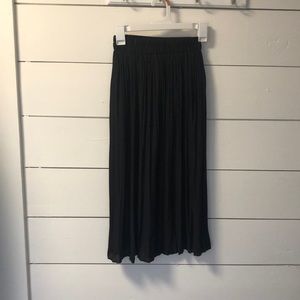 Size small black pleated skirt from forever 21
